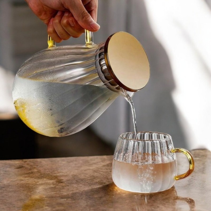 Cana din sticla, cu pereti ondulati si maner auriu, 350 ml